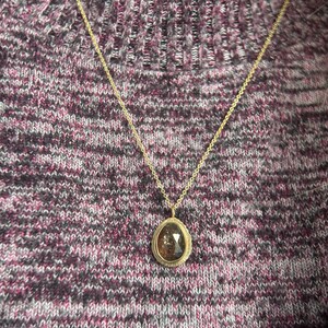 Rosenskuren tvåfärgad turmalinhänge: Halsband i 9 karat guld, oktober månadssten bild 9