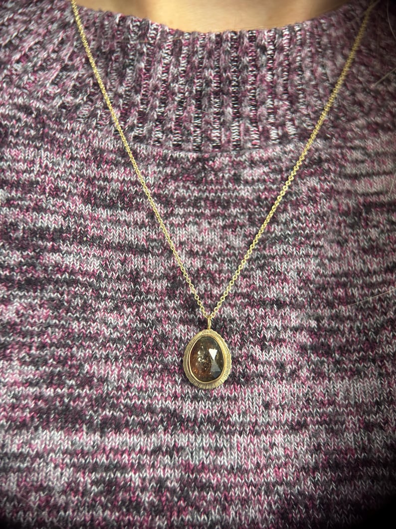 Rosenskuren tvåfärgad turmalinhänge: Halsband i 9 karat guld, oktober månadssten bild 9