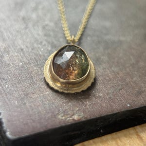 Rosenskuren tvåfärgad turmalinhänge: Halsband i 9 karat guld, oktober månadssten bild 2