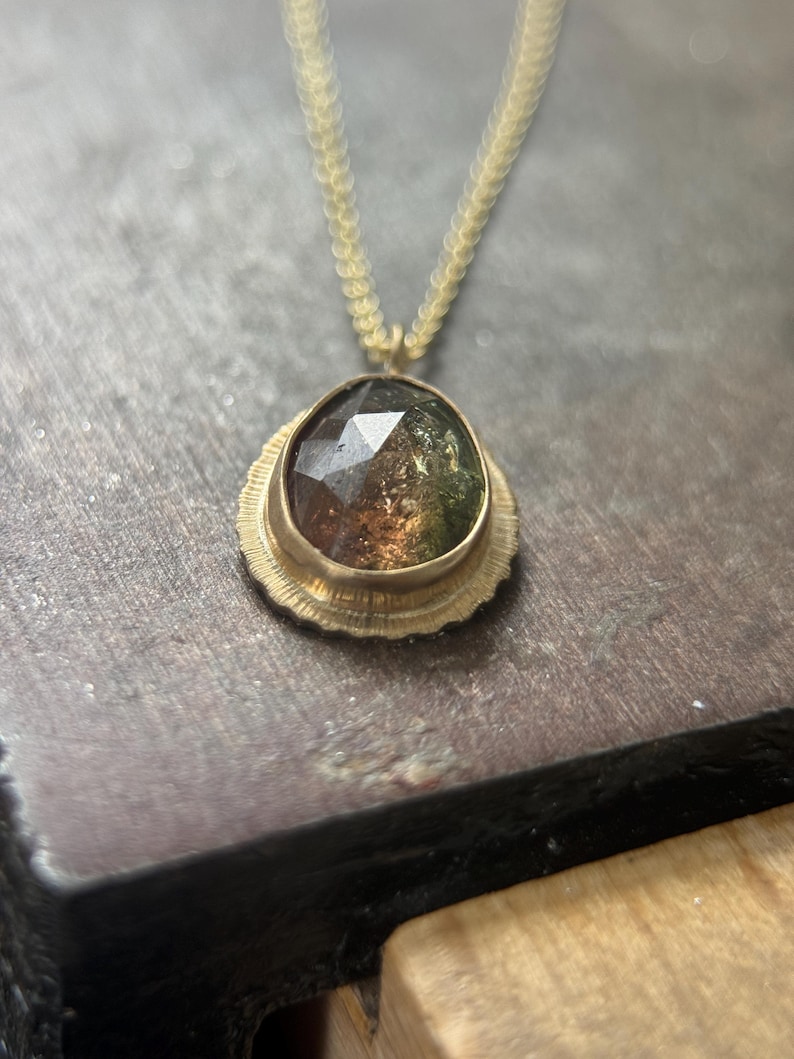 Rosenskuren tvåfärgad turmalinhänge: Halsband i 9 karat guld, oktober månadssten bild 2
