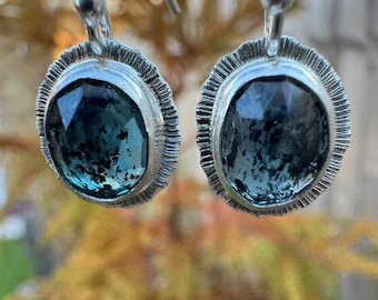 Boucles d'oreilles pendantes en cyanite turquoise taille rose, argent sterling, OOAK