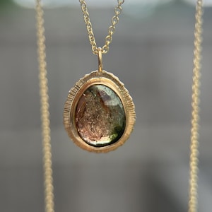 Rosenskuren tvåfärgad turmalinhänge: Halsband i 9 karat guld, oktober månadssten bild 5