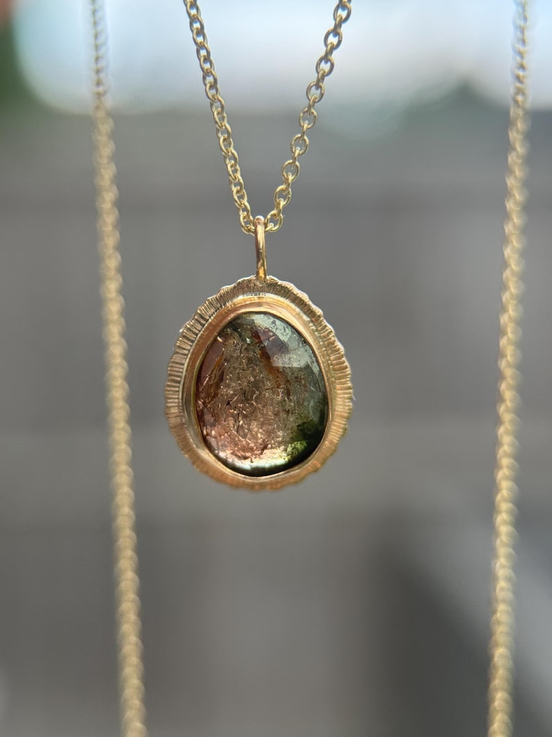 Rosenskuren tvåfärgad turmalinhänge: Halsband i 9 karat guld, oktober månadssten bild 5