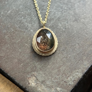 Rosenskuren tvåfärgad turmalinhänge: Halsband i 9 karat guld, oktober månadssten bild 4