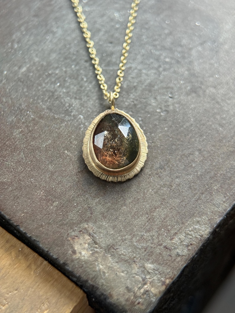 Rosenskuren tvåfärgad turmalinhänge: Halsband i 9 karat guld, oktober månadssten bild 4