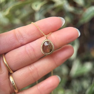 Rosenskuren tvåfärgad turmalinhänge: Halsband i 9 karat guld, oktober månadssten bild 6