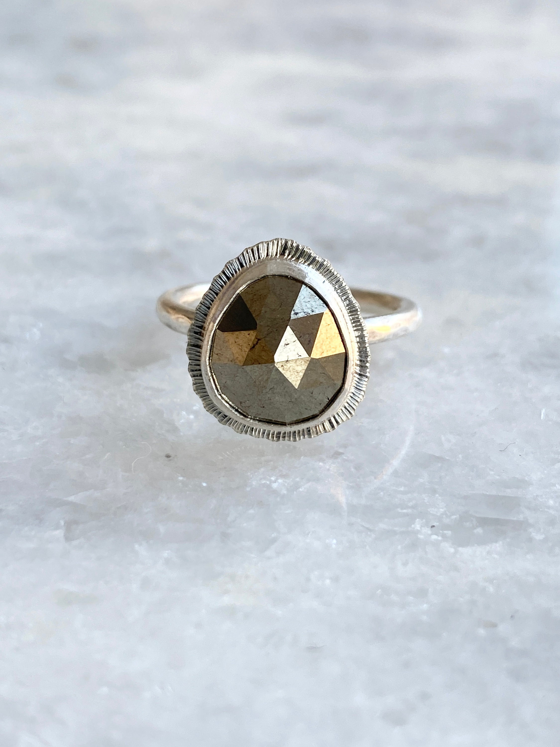 Pyrit Ring mit Rosenschliff: Recyceltes Sterlingsilber Zarge Fassung