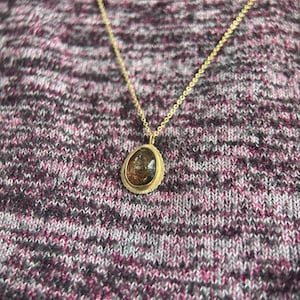Rosenskuren tvåfärgad turmalinhänge: Halsband i 9 karat guld, oktober månadssten bild 8