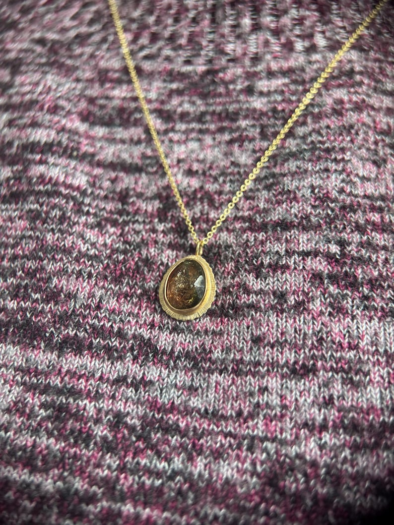 Rosenskuren tvåfärgad turmalinhänge: Halsband i 9 karat guld, oktober månadssten bild 8