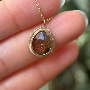 Rosenskuren tvåfärgad turmalinhänge: Halsband i 9 karat guld, oktober månadssten bild 7