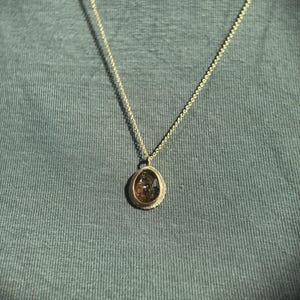Rosenskuren tvåfärgad turmalinhänge: Halsband i 9 karat guld, oktober månadssten bild 10