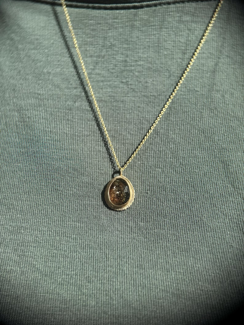 Rosenskuren tvåfärgad turmalinhänge: Halsband i 9 karat guld, oktober månadssten bild 10