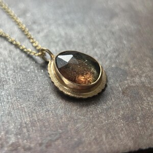 Rosenskuren tvåfärgad turmalinhänge: Halsband i 9 karat guld, oktober månadssten bild 3