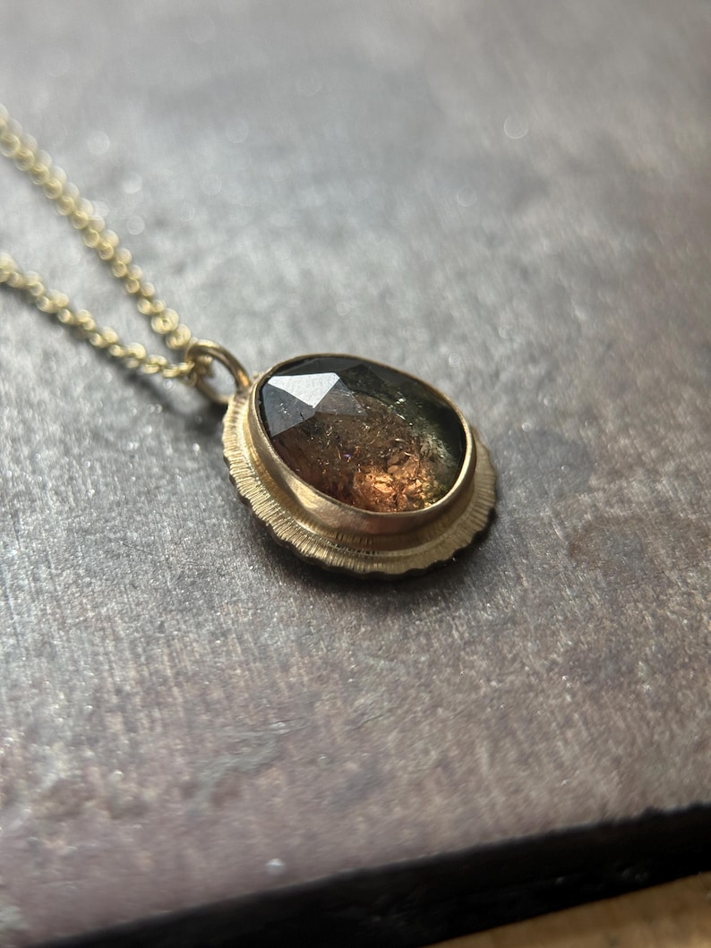 Rosenskuren tvåfärgad turmalinhänge: Halsband i 9 karat guld, oktober månadssten bild 3