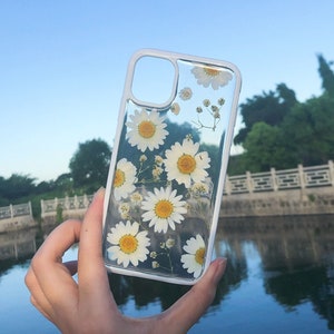 Pressed dried real white daisy flower white border phone case iPhone 15 14 Pro Max iphone 13 12 11 pro max samsung s23 ultra clear case