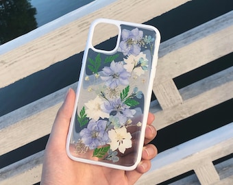 Handyhülle mit gepressten grünen Zweigen und getrockneten Blüten für iPhone 18 Pro Max, Air, 17e, 16e, 15, 14, 13, iPhone 13, 12 mini, Samsung S26 FE, S25 Plus, S24 Ultra
