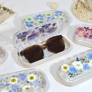 Custodia per occhiali personalizzata con nome e fiori veri pressati fatti a mano, con panno per la pulizia, elegante scatola per occhiali da sole, design artistico floreale, regalo per lei