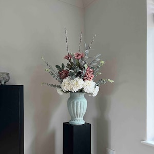 Großes künstliches Blumenarrangement in Urnenvase, künstliche Blumen in einer Vase, florales Mittelstück