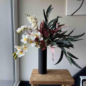 Arreglo elegante de flores artificiales, flores artificiales, flores falsas, arreglo de orquídeas, eucalipto, flores y jarrones, decoración del hogar, Reino Unido