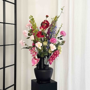 Buntes Kunstblumenarrangement, leuchtende Blumen, mehrfarbige Blumen, künstliche Blumen, lebendige Blumen, Blumen und Vase