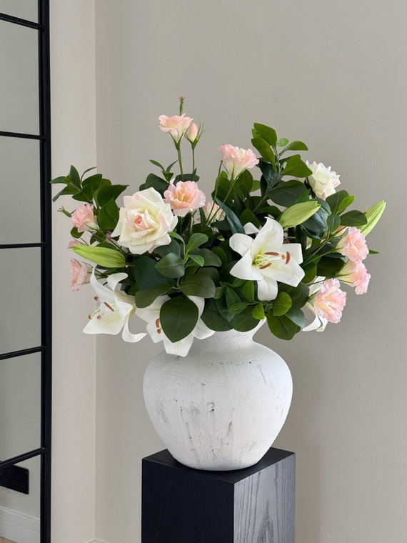Echtes künstliches Blumenarrangement, künstliche Rosen, Lilienblumen, künstliches Arrangement, künstliche Blumen, Frühlingsblumen, Blumen und Vase