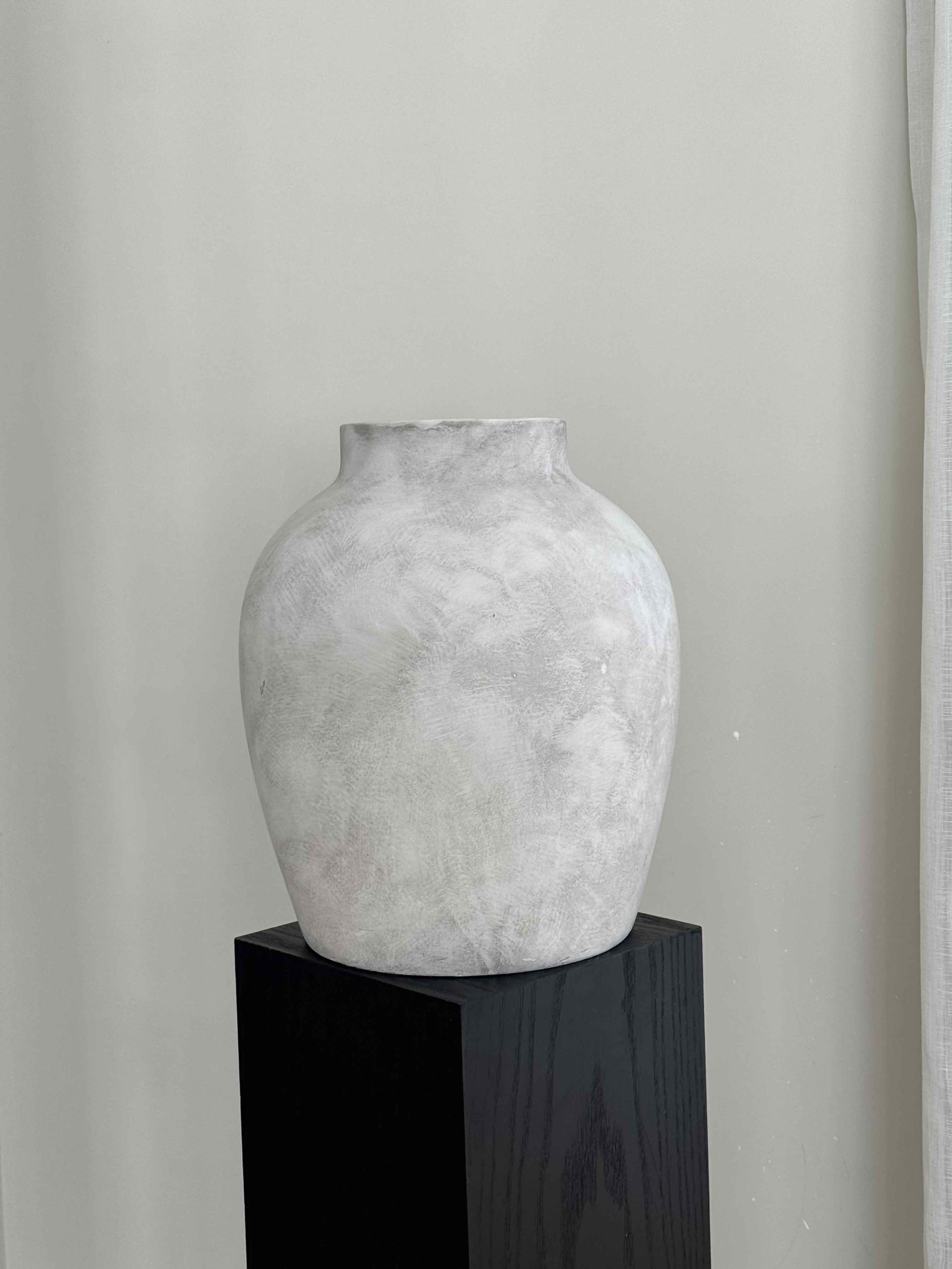 大きな石の花瓶、灰色の花瓶、白い花瓶、テクスチャーのある花瓶、室内