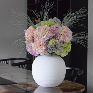 Arrangement de fleurs de faux hortensia coloré, grand arrangement de fleurs, fleurs artificielles, fleurs roses, décor à la maison, vase de sphère