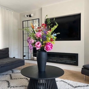Helle und bunte Kunstblumenarrangement, künstliche Blumen, mehrfarbige Blumen, großes Blumenarrangement, Wohndekor, Hoteldekor