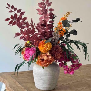 Buntes künstliches Blumenarrangement, künstliche Blumen, mehrfarbige Blumen, große Blumendisplay, Statement-Blumen, realistische Kunstblumen