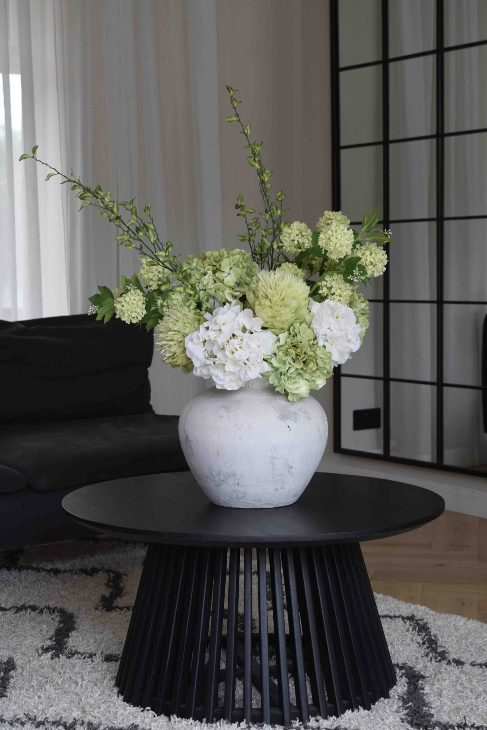 Composizione di fiori finti bianchi e verdi, fiori artificiali,  composizione di fiori di seta, fiori di ortensia -  Italia