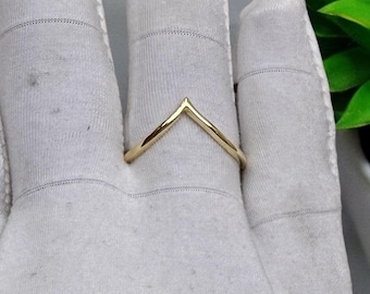 Anillo Chevron martillado de oro superfino, anillo en V de oro, anillo delicado relleno de oro, anillo apilable de oro, anillos de oro de 14 k para mujer