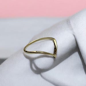 Obrączka ślubna w kształcie litery V Chevron Wishbone z 14-karatowego złota, zakrzywiona, prosta obrączka ślubna w kształcie litery V dla kobiet, wyprofilowany pierścionek zaręczynowy na kostkę