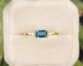 Massief gouden ring met blauwe topaas, stapelbare ring, achthoekige vorm, solitaire griffen, sierlijke gouden band, blauwe topaas, Luisa