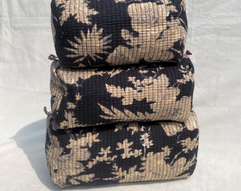 Handgefertigtes gestepptes Kulturbeutel-Set | Schwarzer Blumen Print Organizer