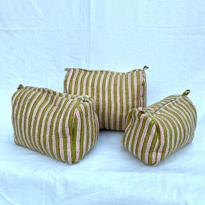 Set di 3 borse da toilette in cotone trapuntato a righe verticali verde oliva, rosa cipria e bianco – Borsa da viaggio versatile per cosmetici