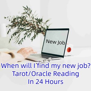 Könnte beinhalten: Ein Laptop mit den Worten "Neuer Job" auf dem Bildschirm. Der Laptop steht auf einem weißen Schreibtisch mit einer grünen Pflanze im Hintergrund. Der Text "Wann finde ich meinen neuen Job? Tarot/Orakel-Lesung in 24 Stunden" ist unter dem Bild zu sehen.