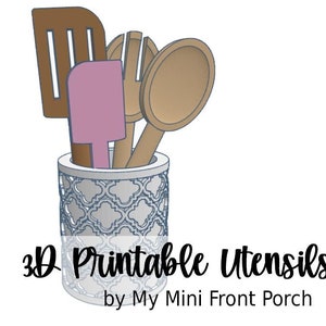 以下が含まれることがあります： 白と青のパターンデザインの3Dプリント可能な食器入れ。入れ物には、木製のヘラ、スプーン、フォークの3つの食器が入っています。入れ物の下に「3D Printable Utensils Jar by My Mini Front Porch」というテキストがあります。
