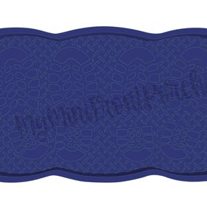 Puede incluir: Una alfombra rectangular azul marino en forma de pie con una superficie texturizada. La alfombra tiene un borde ondulado y dos asas peque&ntilde;as en los lados. La superficie est&aacute; cubierta con un patr&oacute;n repetitivo de peque&ntilde;as formas.