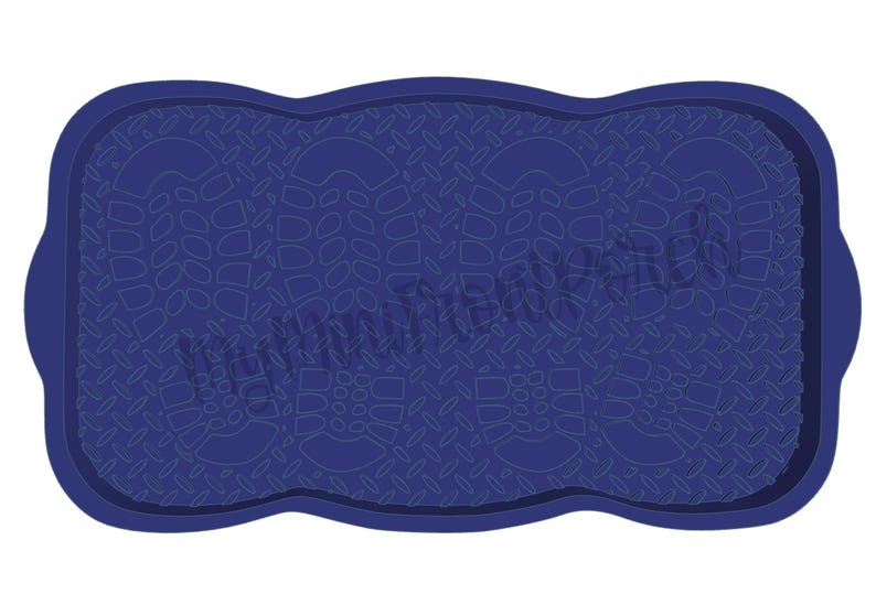 Puede incluir: Una alfombra rectangular azul marino en forma de pie con una superficie texturizada. La alfombra tiene un borde ondulado y dos asas peque&ntilde;as en los lados. La superficie est&aacute; cubierta con un patr&oacute;n repetitivo de peque&ntilde;as formas.
