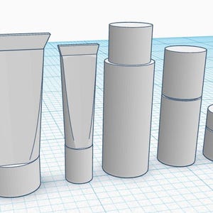 Op de afbeelding: Een set van vijf grijze en witte cosmetische containers. De containers zijn gemaakt van plastic en hebben verschillende vormen en maten. De containers zijn in een rij van links naar rechts gerangschikt.