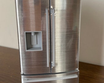Réfrigérateur miniature pour maison de poupée, aspect « acier inoxydable », éclairé, double porte, machine à glaçons