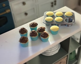 Dollhouse Miniature cupcakes