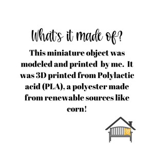 Op de afbeelding: Een 3D-geprint miniatuurobject gemaakt van polymelkzuur (PLA), een polyester gemaakt van hernieuwbare bronnen zoals ma&iuml;s. De tekst "What's it made of?" staat boven het object. Het object is een klein huis met een bankje en een kussen erin.