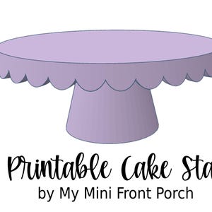 Op de afbeelding: Een 3D-printbare taartstandaard in een zachte lavendelkleur. De standaard heeft een ronde bovenkant met een geschulpte rand en een solide, conische basis. De tekst "3D Printable Cake Stand" staat eronder.