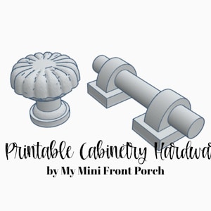 Puede incluir: Un pomo de armario gris claro con una parte superior circular estriada y un tirador de armario gris claro a juego con una barra cilíndrica y dos bases de montaje cuadradas. El texto 3D Printable Cabinetry Hardware by My Mini Front Porch está debajo.