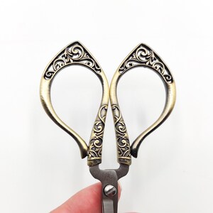 Vines Pattern Vintage Style  Embroidery scissor, Small Sharp scissor unique gift for Embroidery/Quilting/Thread/Sewing/Knitting/Cross Stitch