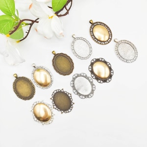 Kit de marco para colgante ovalado: collar bordado, engaste y base.