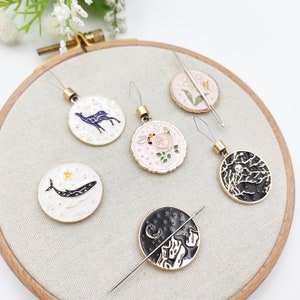 エナメル ニードル マインダー、刺繍/クロスステッチ/針仕事/針仕事/裁縫用の針糸通し。