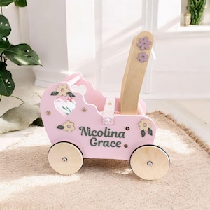 gepersonaliseerde poppenwagen, poppenbuggy met naam, loopstoeltje voor peuter, handgemaakt duwspeelgoed, eenjarig speelgoed, speelgoed 1e jarig meisje, kar
