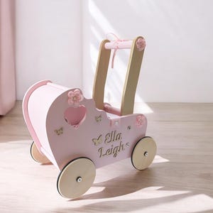 木製の人形用ベビーカー、名前入りのピンクの人形用馬車、木製のバギー、バケツ付きベビーウォーカー、幼児用押し車、1歳の贈り物、ピンクの保育園